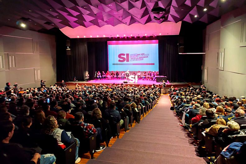 Acto de lanzamiento de la campaña por el Sí al plebiscito sobre seguridad social