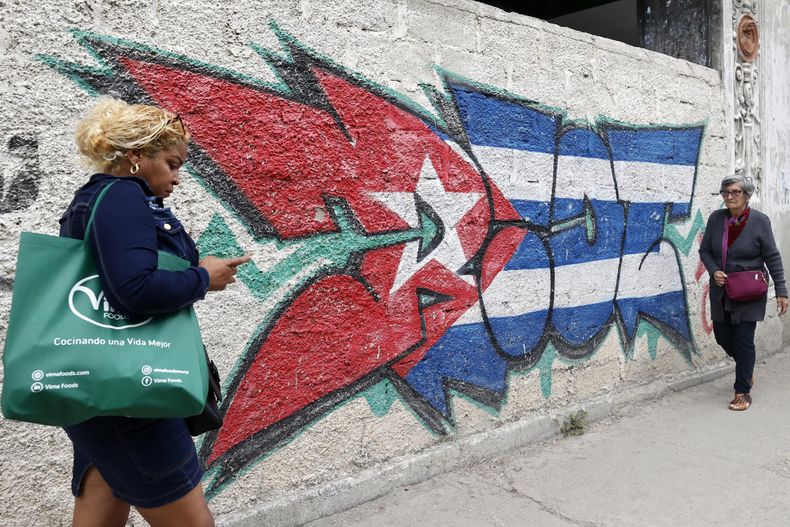 Dos mujeres caminan por una en la Habana.