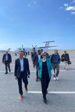La embajadora Laura Dogu (c) camina a su llegada este sábado, al aeropuerto Internacional Simón Bolívar en Maiquetía a 27 km de Caracas (Venezuela).
