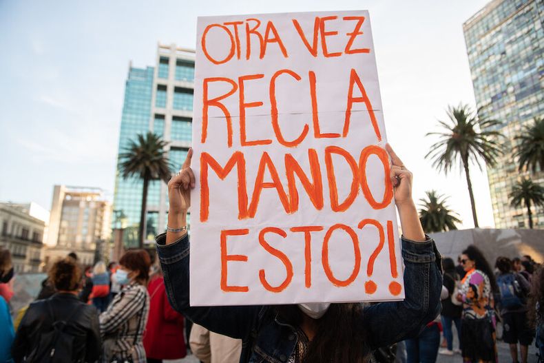 Concentración de colectivos feministas en defensa la interrupción voluntaria del embarazo, en Plaza Independencia. Foto: Santiago Mazzarovich / adhocFOTOS