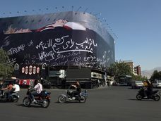 Una enorme valla publicitaria antiestadounidense que muestra al presidente de EE. UU., Trump, en un ataúd, acompañada de la frase Matamos a Trump, se exhibe en la plaza Enghelab de Teherán, Irán, el 15 de julio de 2026.