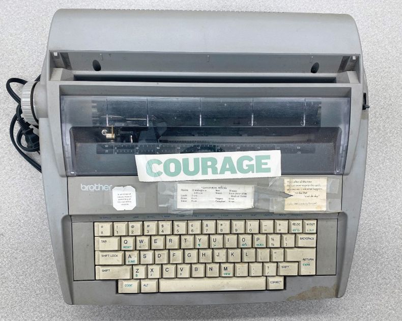 La máquina de escribir de Oliver con una nota y la palabra “coraje”. Biblioteca del Congreso de EEUU.