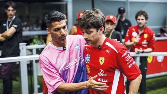 Luis Suárez jugó a la pelota con el piloto Charles Leclerc, quien también recibió de obsequio un botín del uruguayo.