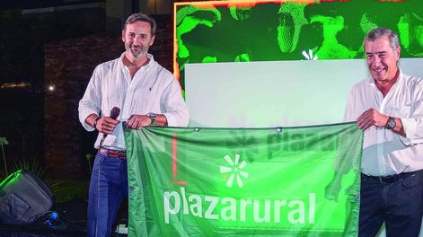 El presidente saliente de Plaza Rural, José Ignacio Aramburu, y quien asumió el cargo, el rematador Ignacio Victorica.