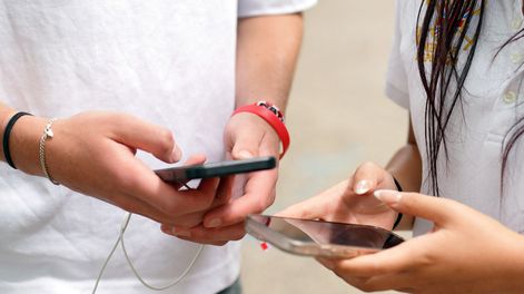 Adolescentes con celular.
