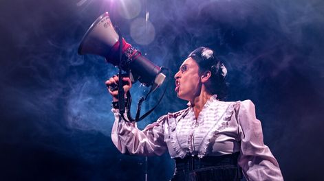 Búsqueda | Angie Oña encarna a Emma Goldman. Foto: Oriana Larrea Díaz