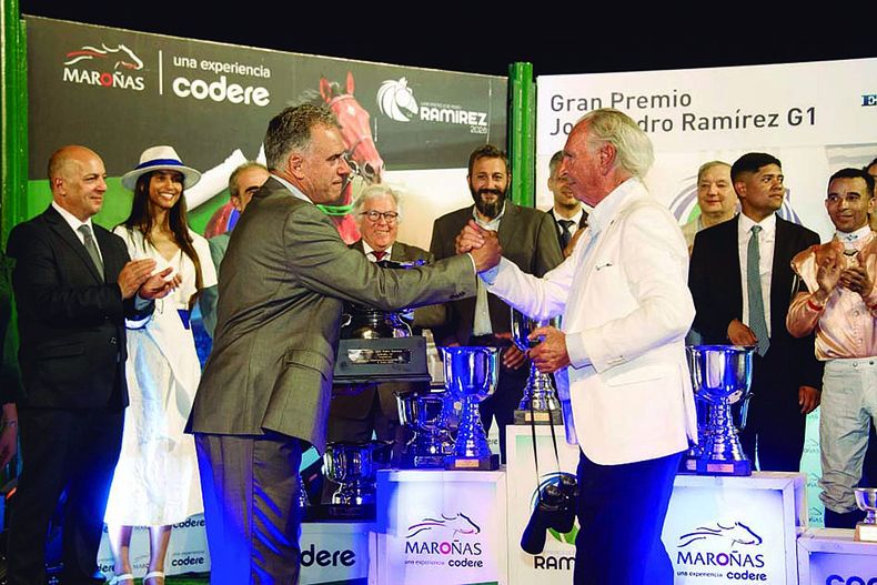 El presidente de la República, Yamandú Orsi, durante la premiación a los ganadores del Gran Premio Ramírez 2026.