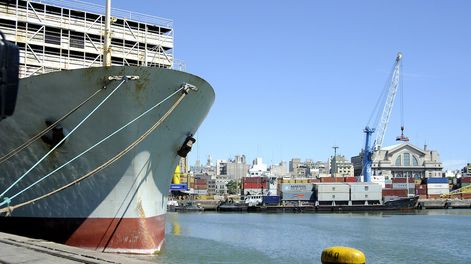 Puerto de Montevideo. Foto: Javier Calvelo / adhocFotos