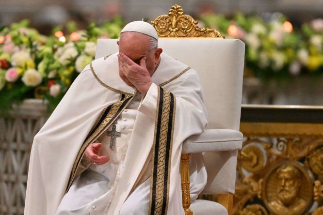 El Papa Francisco, de 88 años, interrumpió una homilía por sus problemas respiratorios.