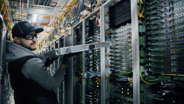 Técnico de Amazon trabaja en los servicios web de la empresa.