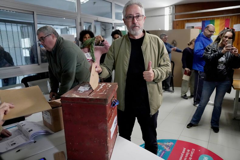 Salvador Schelotto durante su voto en el circuito 546 de la Policlínica Municipal del barrio Buceo en Montevideo