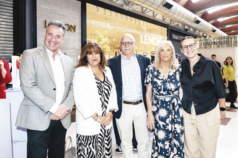 Decano de la Universidad Católica Daniel Salinas, directora del Hospital de la Mujer del Pereira Rossell Risel Suárez, director del hospital Álvaro Galiana, vicepresidenta de la República Beatriz Argimón y gerenta de Marketing de Montevideo Shopping Carolina de León