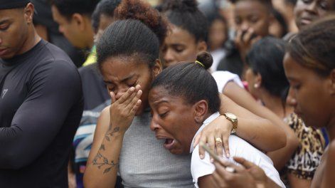 Personas lloran en una calle donde se encuentran cuerpos sin vida este miércoles, en Río de Janeiro (Brasil).