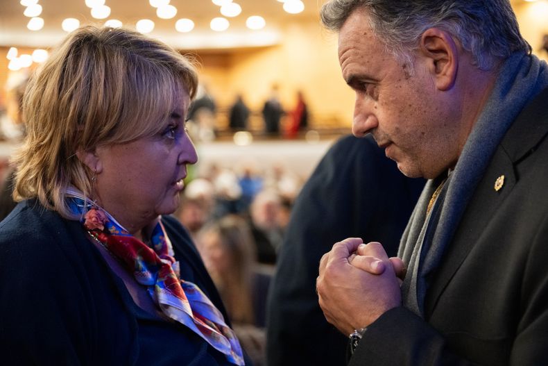 El presidente Yamandú Orsi dialoga con la ministra de Defensa Nacional, Sandra Lazo.&nbsp;