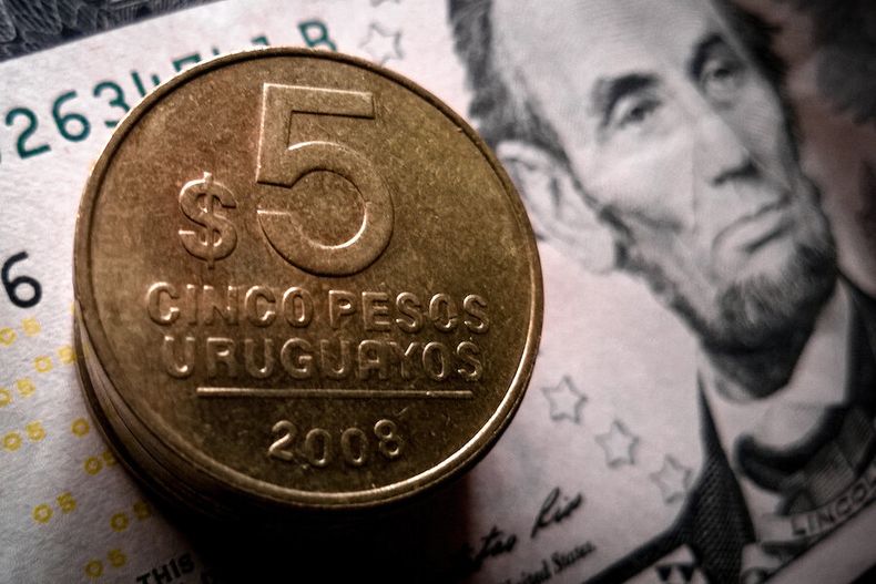 imagen de Dólar en su valor más bajo en ocho meses
