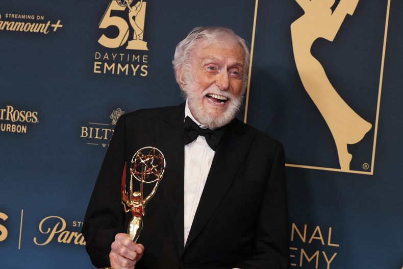 En 2024, Dick Van Dyke recibió un Emmy como Mejor actor invitado en Days of Our Lives.