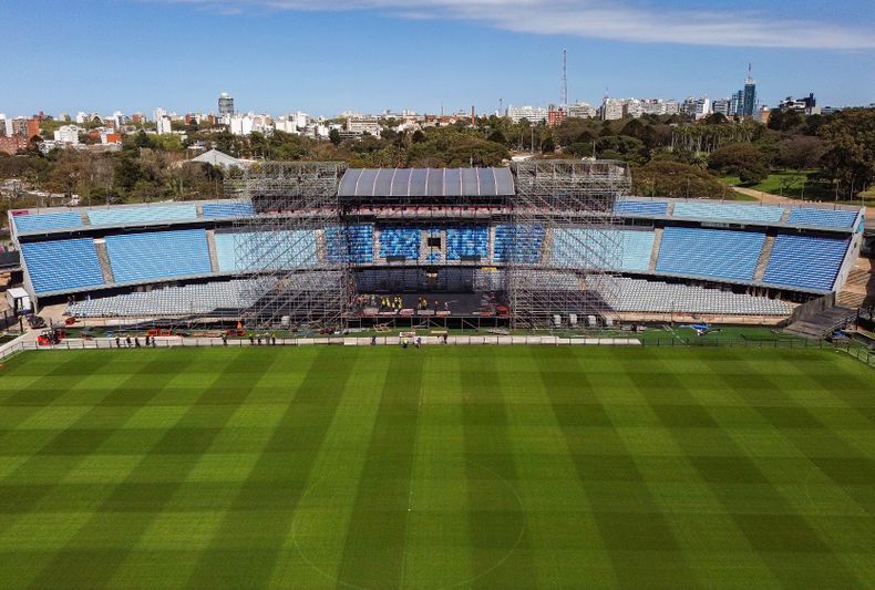 Armado de un escenario en el Estadio Centenario.
