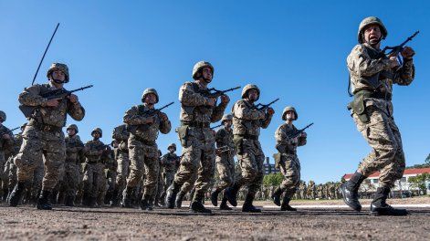 Soldados uruguayos durante un desfile del Ejército Nacional en 2024