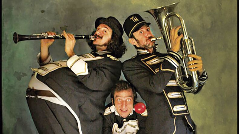 Clown in libertà cuenta la historia de tres payasos que quieren montar un espectáculo para entretener, sorprender, conquistar y abrazar al público transeúnte. Una obra de Teatro Necessario, de Italia. En el Jardín Botánico, entrada gratuita