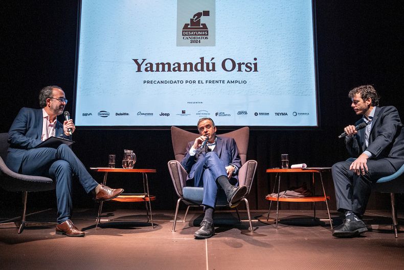 Desayunos Búsqueda con Yamandú Orsi en la Sala Magnolio.
