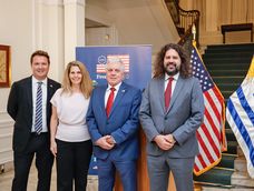 De la Embajada de Estados Unidos: consejero de Asuntos Políticos y Económicos James Michael Saxton-Ruiz, embajador Lou Rinaldi y subjefe de Misión Chris Andino rodean a Susan Hettleman, del Servicio Exterior de la Administración de Comercio Internacional. De la Embajada de Estados Unidos: consejero de Asuntos Políticos y Económicos James Michael Saxton-Ruiz, embajador Lou Rinaldi y subjefe de Misión Chris Andino rodean a Susan Hettleman, del Servicio Exterior de la Administración de Comercio Internacional.