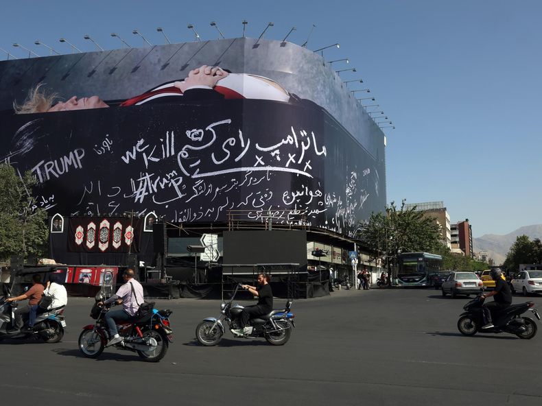 Una enorme valla publicitaria antiestadounidense que muestra al presidente de EE. UU., Trump, en un ataúd, acompañada de la frase Matamos a Trump, se exhibe en la plaza Enghelab de Teherán, Irán, el 15 de julio de 2026.