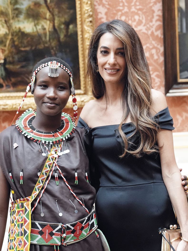 Amal Clooney y Alice, la joven keniata de 19 años que recibió el premio Amal Clooney de la organización The King’s Trust, dedicado a mujeres jóvenes que se han distinguido por su valentía, determinación e impacto positivo en sus comunidades 
