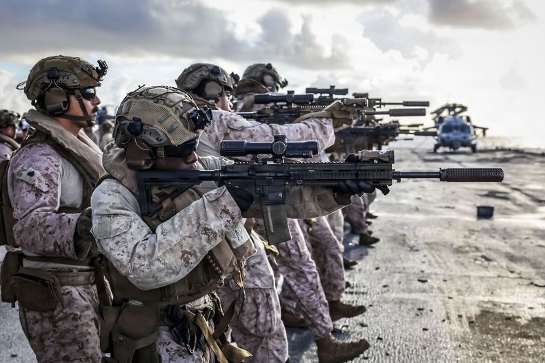 Militares del Grupo Expedicionario de Marines de Estados Unidos, a bordo del buque anfibio USS Iwo Jima en el mar Caribe, durante una operación contra el narcotráfico realizada en octubre por Southcom.&nbsp;