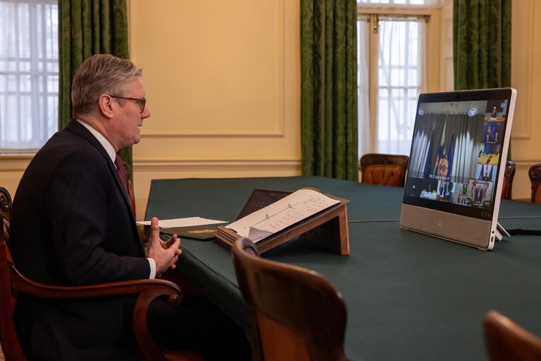 El primer ministro del Reino Unido, Keir Starmer, recibe a líderes internacionales en una llamada virtual para hablar sobre el apoyo a Ucrania.