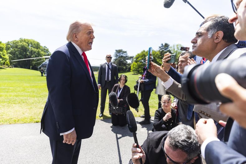 Donald Trump habla con los periodistas al salir de la Casa Blanca.