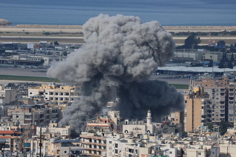 Columnas de humo se alzan tras un ataque aéreo israelí en Dahieh, un suburbio predominantemente chií en el sur de Beirut, Líbano. &nbsp;