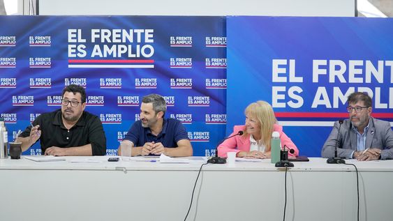 Reunión de la bancada de senadores del Frente Amplio, junto con Fernando Pereira y Alejandro Sánchez Reunión de la bancada de senadores del Frente Amplio, junto con Fernando Pereira y Alejandro Sánchez