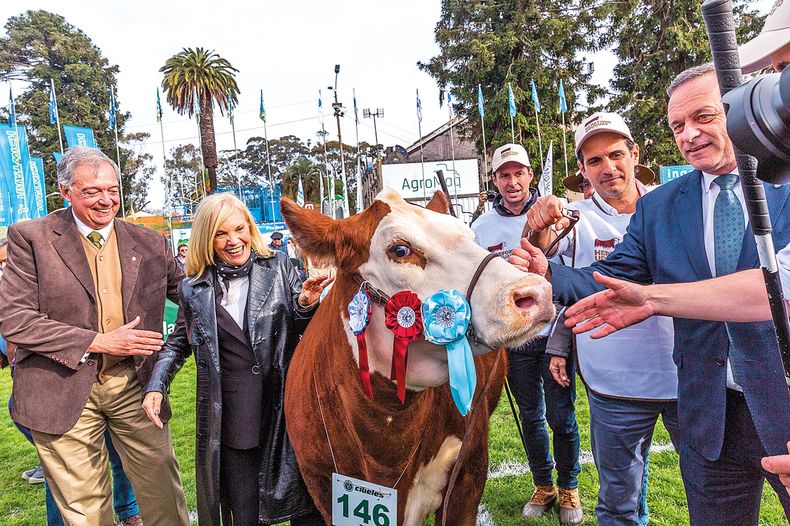 Ministro de Ganadería Fernando Mattos, vicepresidenta de la República Beatriz Argimón y secretario de Presidencia Álvaro Delgado premiaron a la Gran Campeona Polled Hereford.