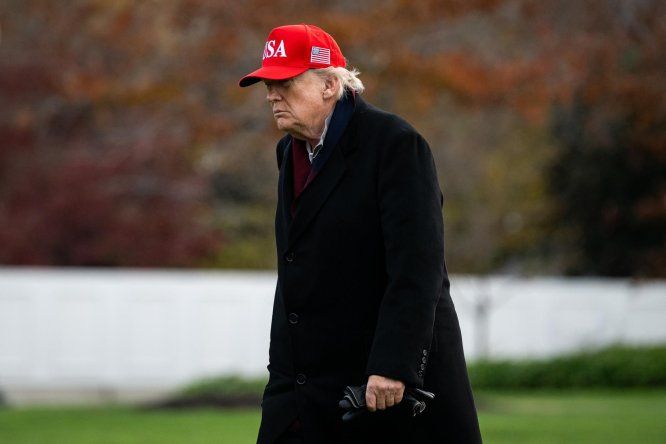 El presidente de Estados Unidos, Donald Trump, camina por el jardín sur de la Casa Blanca tras llegar en el Marine One, en Washington, el 22 de noviembre de 2025.&nbsp;