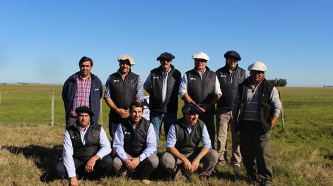 Los directivos e integrantes de la Sociedad de Criadores de Aberdeen Angus del Uruguay: Juan Pablo Pérez Frontini, Andrés Peñagaricano, Lucas Gremminger, Álvaro Díaz Nadal, Sebastián Olaso, Sebastián Mercant, Rodrigo Fernández y Enrique Albanell, con el criador Marcelo Rebollo, del establecimiento El Quebracho