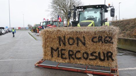 Una paca de heno con la inscripción “No al Mercosur” se coloca en un tractor mientras agricultores participan en un bloqueo en la autopista A1 cerca de Fresnes-lès-Montauban, Paso de Calais, el 12 de enero de 2026.