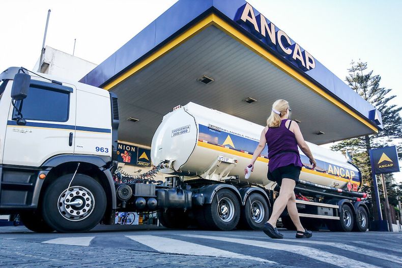 Estación de servicio de Ancap en Montevideo. Foto: Javier Calvelo / adhocFOTOS