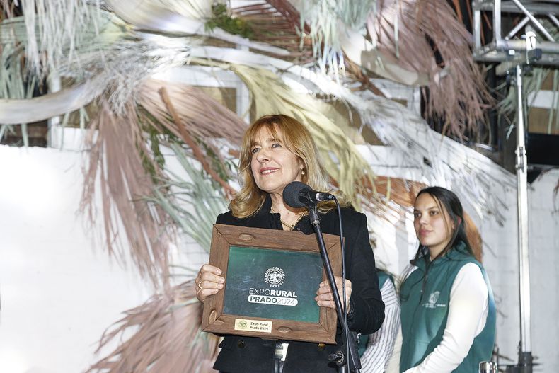Beatriz Methol con su reconocimiento Las Rurales