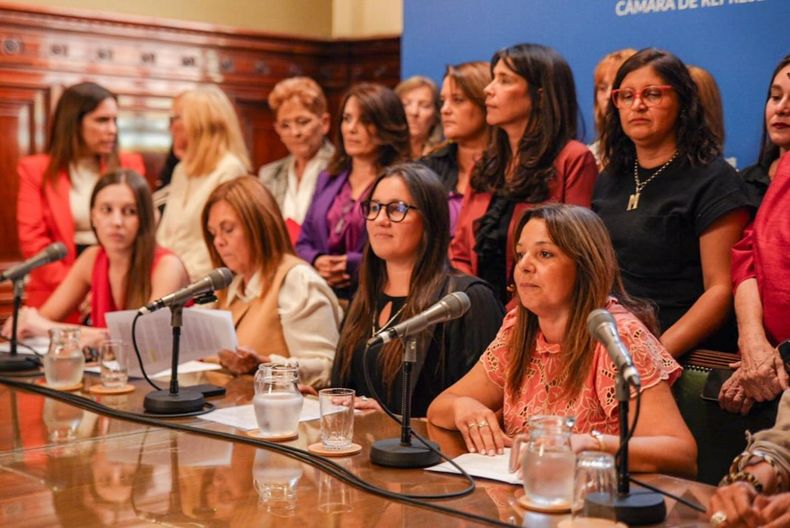 Diputadas y dirigentes coloradas en una conferencia de prensa por el Día Internacional de la Mujer