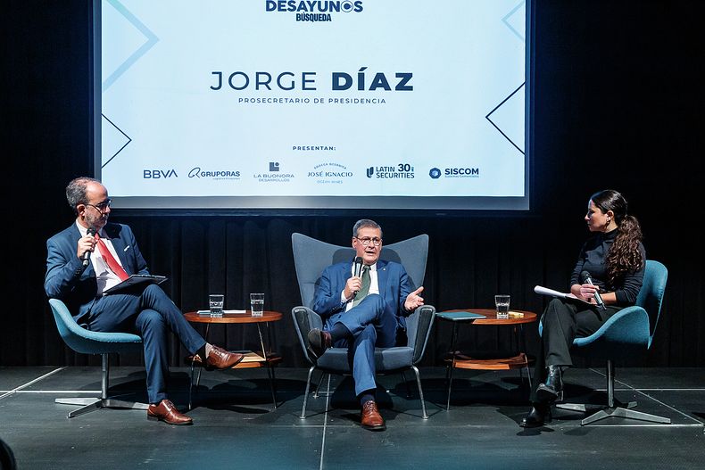 Director periodístico de Búsqueda Andrés Danza, prosecretario de Presidencia Jorge Díaz y editora de política de Búsqueda Victoria Fernández