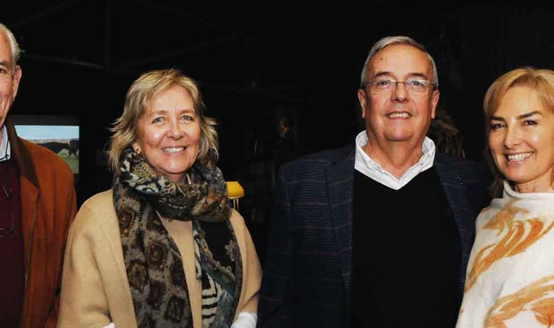 Los directores de Conexión Ganadera, Pablo Carrasco y Gustavo Basso, con sus esposas Ana Iewdiukow y Daniela Cabral
