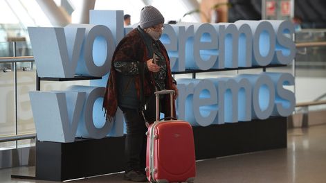 Pasajeros proximo a tomar un vuelo en el Aeropuerto Internacional de Carrasco. Foto: Daniel Rodriguez / adhocFOTOS
