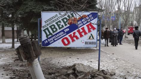 Un cohete caído en una calle de Kramatorsk.