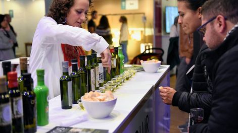 Emprendedores en un stand de exposiciones.  Foto: Nicolás Celaya, adhocFOTOS