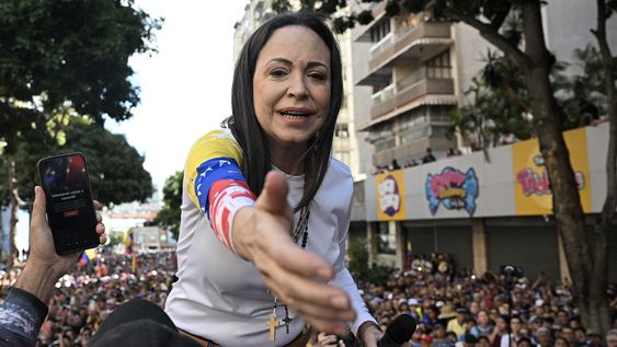 La líder opositora venezolana María Corina Machado en las calles durante una protesta convocada por la oposición en vísperas de la investidura presidencial, en Caracas el 9 de enero de 2025.