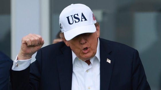 El presidente estadounidense Donald Trump observa el juego desde el hoyo 18 durante el Abierto de Irlanda en el Trump International Golf Links and Hotel en Doonbeg, Irlanda, el 13 de setiembre de 2026.
