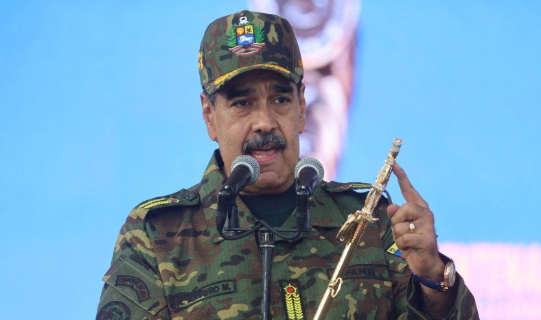 El presidente de Venezuela, Nicolás Maduro, habla sosteniendo la Espada del Perú este martes, durante una marcha en Caracas.