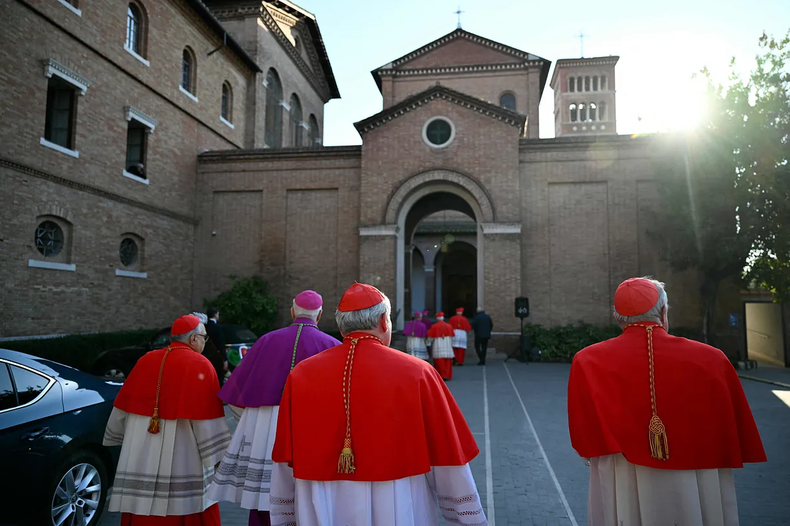 Cardenales y obispos llegan a San Anselmo en el Aventino por la ceremonia del Miércoles de Ceniza, con la marcada ausencia del Papa, marzo 2025