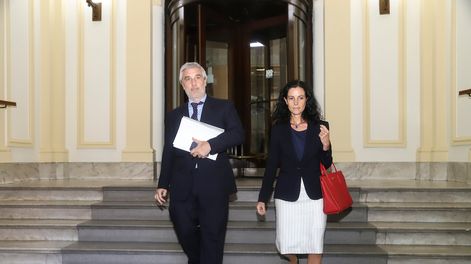 El subsecretario y la ministra saliendo de la sede de Economía y Finanzas