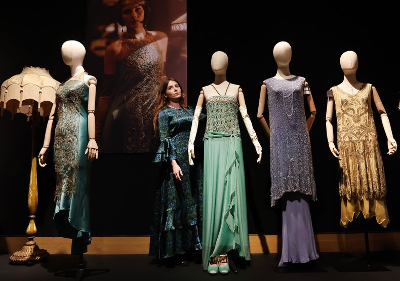 Entre las piezas icónicas que se exponen en la subasta se encuentran varias prendas del vestuario de las hermanas Crawley, incluido el vestido de novia de Lady Mary.